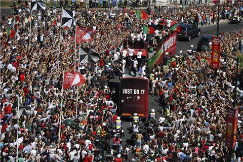  葡萄牙凱旋，萬人空巷