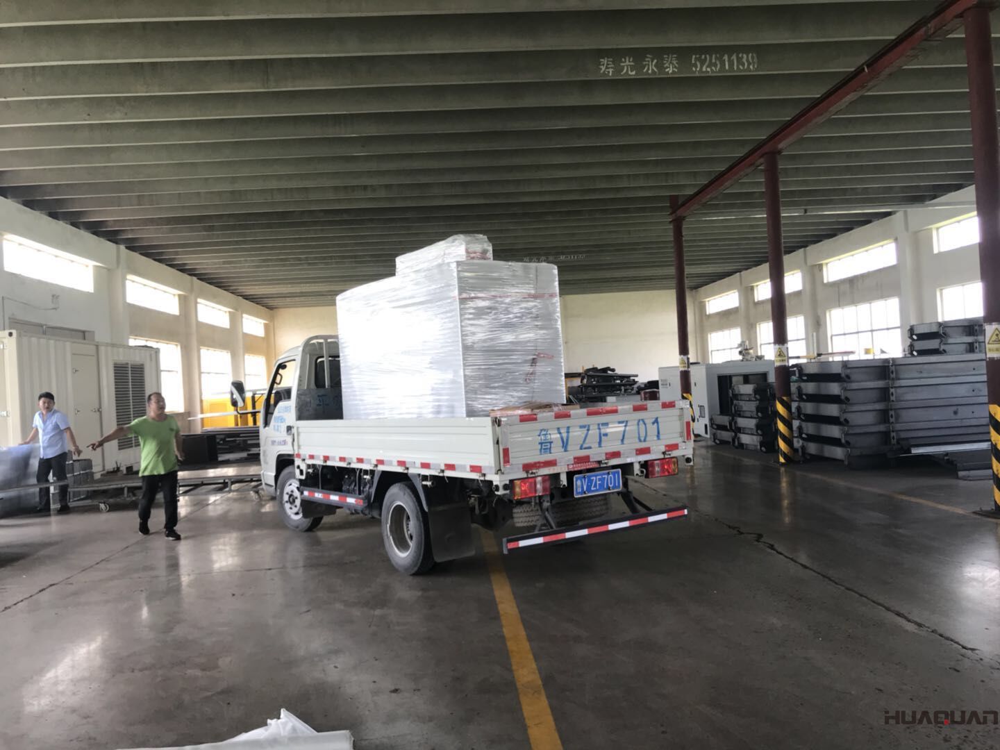 7月7日一臺HQ30GF標配柴油發(fā)電機組順利發(fā)往湖南省