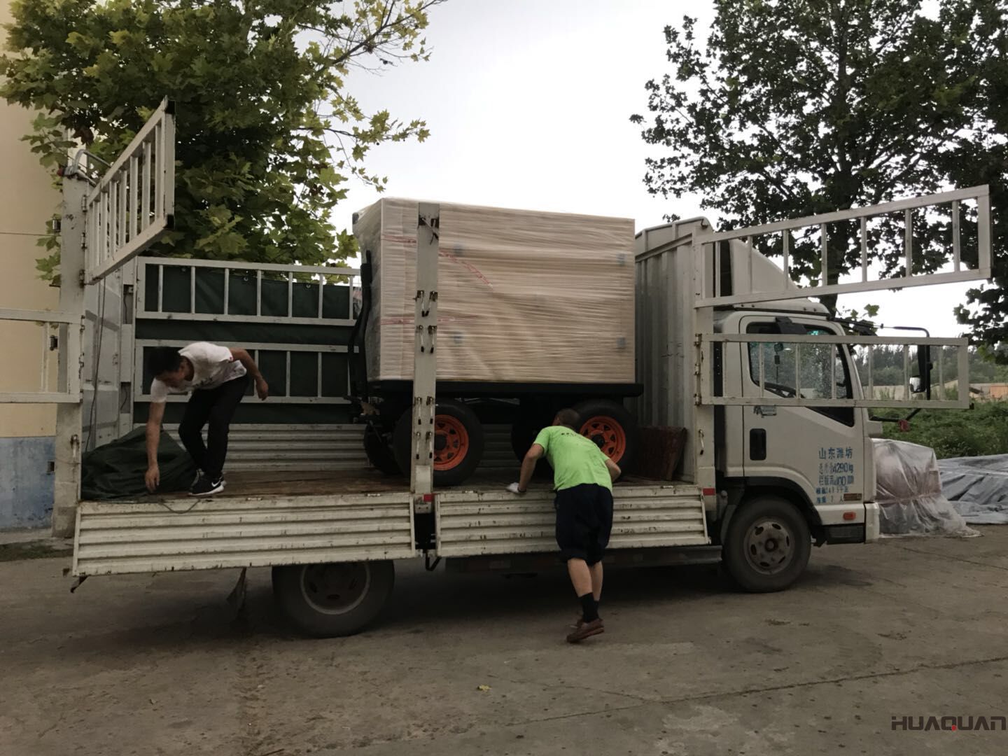 一臺HQ30GF移動靜音拖車柴油發(fā)電機組于7月12日成功發(fā)往上海市