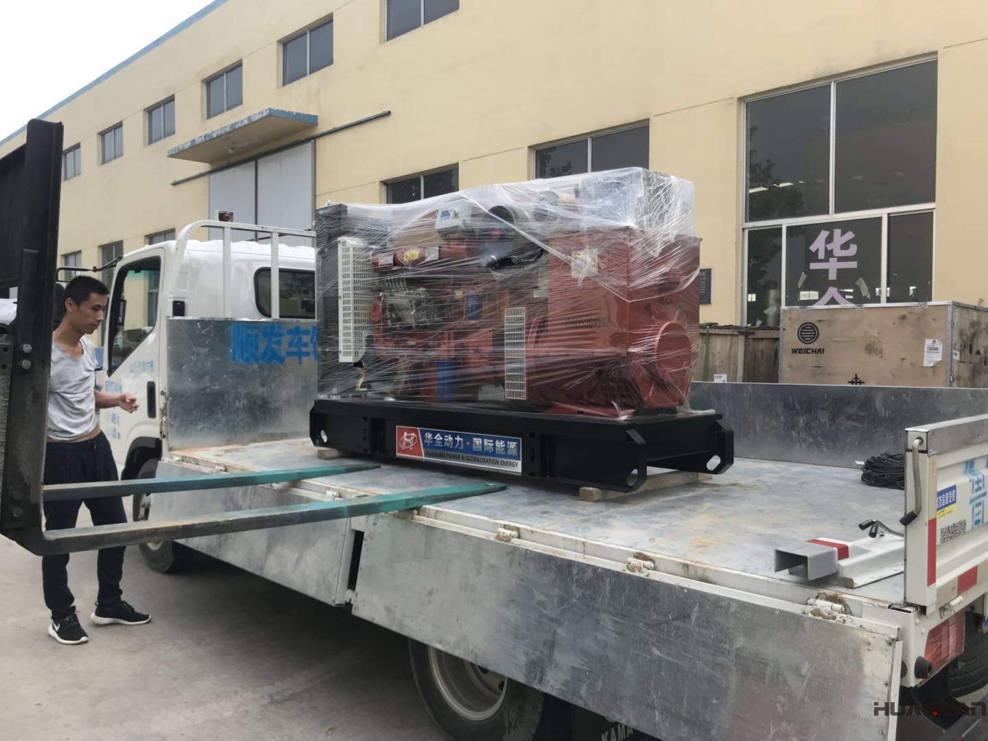 劉先生從華全動(dòng)力采購的30kw和100kw標(biāo)配柴油發(fā)電機(jī)組于8月29日順利發(fā)往山東
