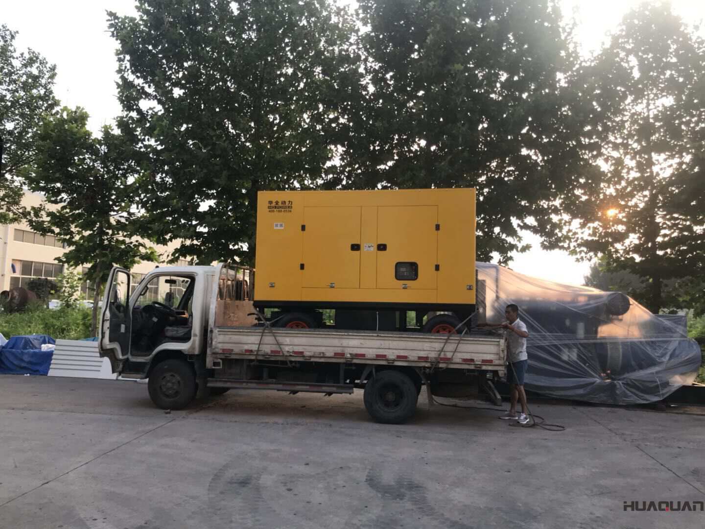 一臺300kw移動靜音拖車型柴油發電機組于9月23日發往山東