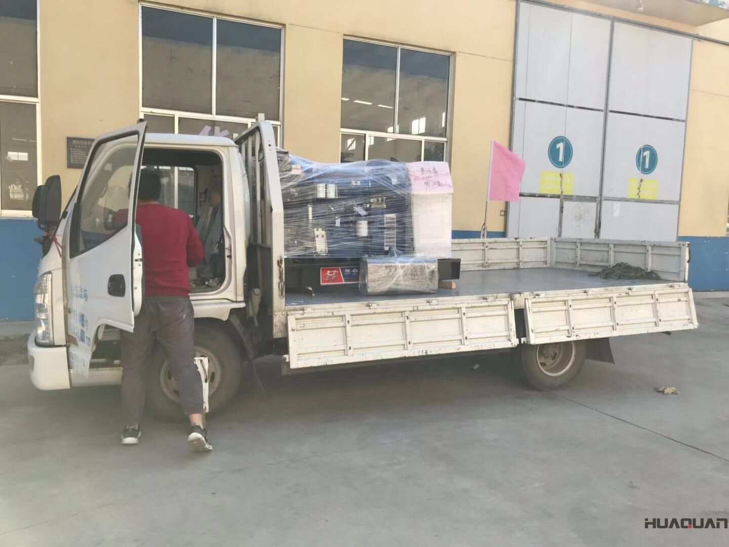 一臺(tái)40kw標(biāo)配柴油發(fā)電機(jī)組于10月18日順利發(fā)往新疆烏魯木齊