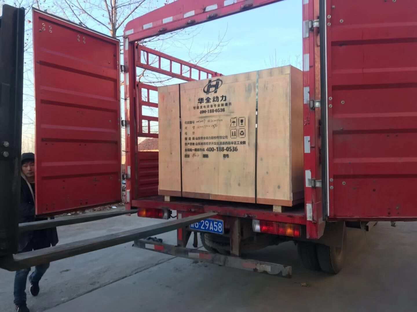 12月13日，廣西省梁先生從華全動力采購的20kw立柜四保護沼氣發電機組順利發往目的地