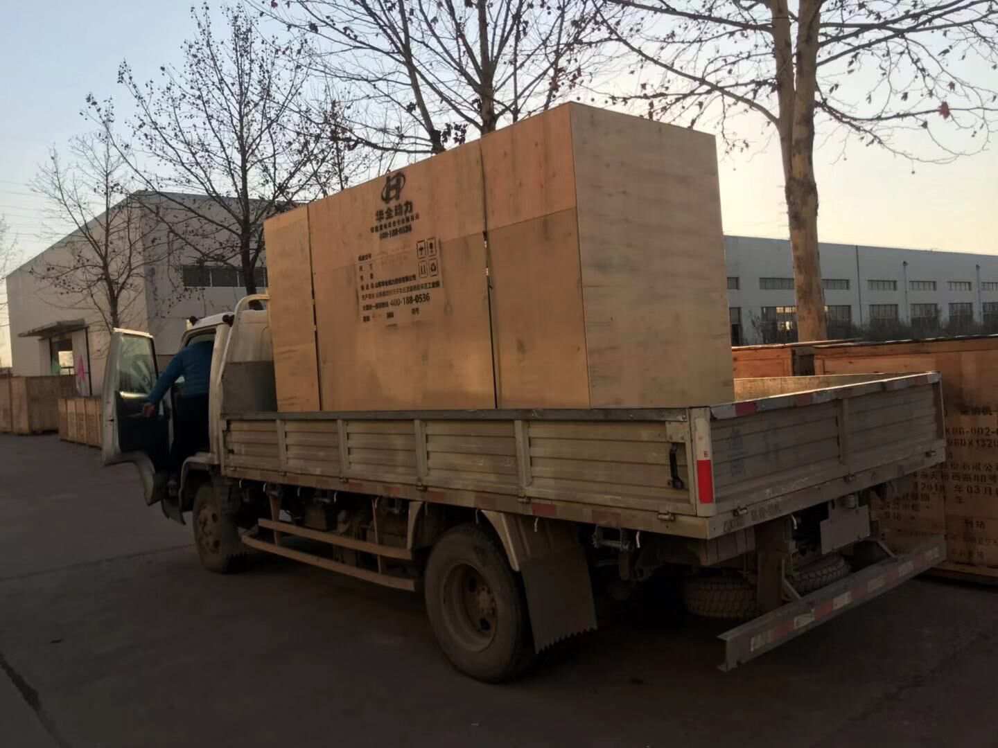  近北方地區(qū)用電量大幅度上升，這不華全動(dòng)力一臺(tái)600kw靜音型柴油發(fā)電機(jī)組已于12月21日順利發(fā)往北京