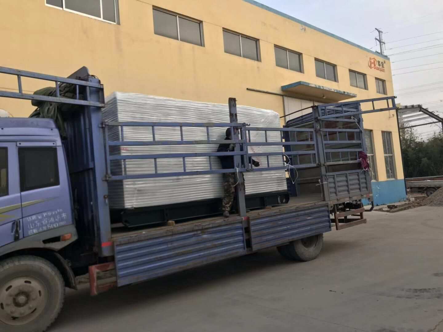 聶先生從華全動(dòng)力采購的300kw靜音箱柴油發(fā)電機(jī)組于12月22日順利發(fā)往湖北省