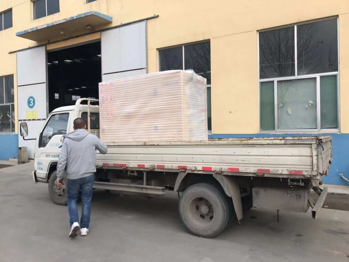 湖北省賀先生從華全動(dòng)力采購的15kw發(fā)電機(jī)于12月31日順利發(fā)往目的地