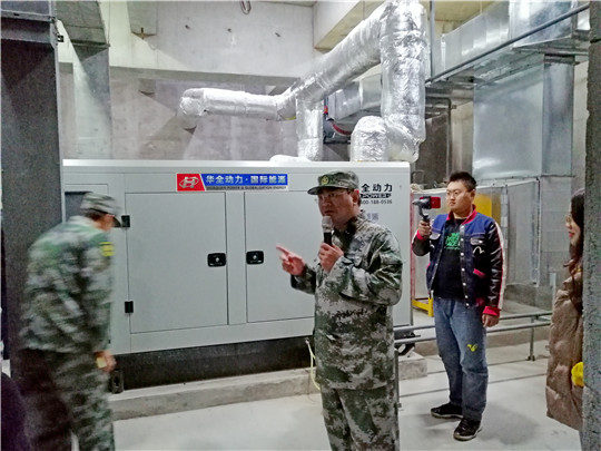 新!平度市人防辦主任現場講解,華全發電機組模擬啟動情況!