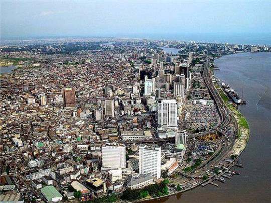 在尼日利亞，一臺發電機組，“電”亮一座城