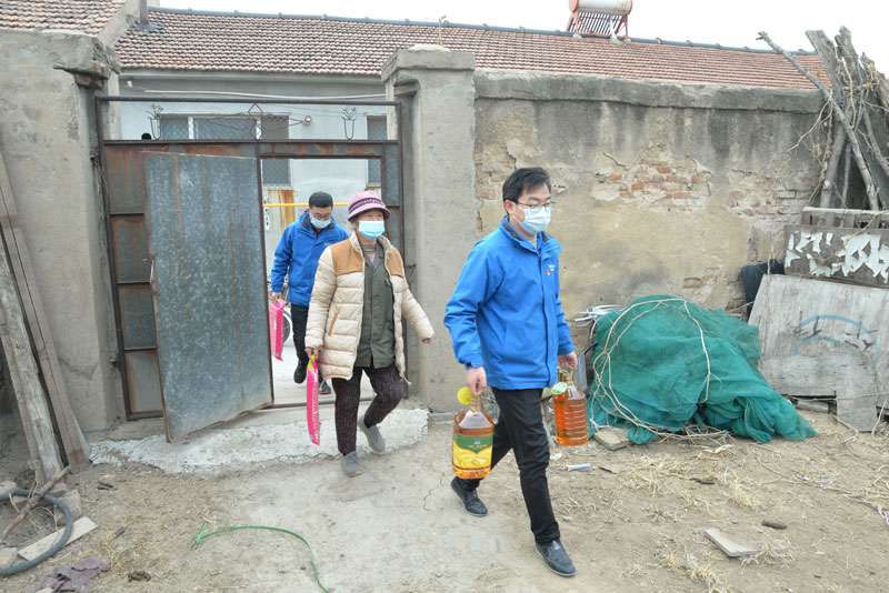 華全動(dòng)力黨支部一行向困難群眾送去花生油、大米和美酒禮盒等禮品