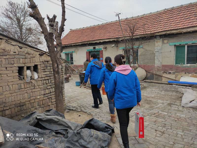 華全動(dòng)力黨支部一行向困難群眾送去花生油、大米和美酒禮盒等禮品