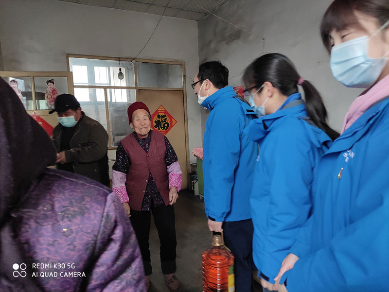 華全動(dòng)力黨支部一行向困難群眾送去花生油、大米和美酒禮盒等禮品