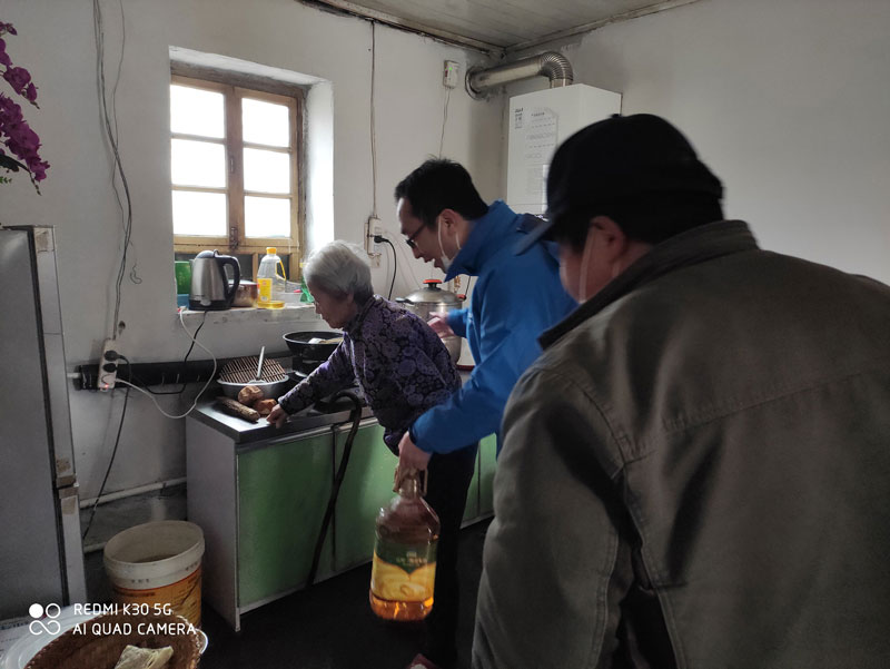 華全動(dòng)力黨支部一行向困難群眾送去花生油、大米和美酒禮盒等禮品