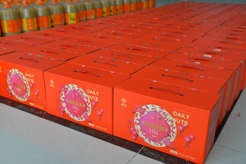 華全集團為員工準(zhǔn)備春節(jié)福利-堅果禮盒