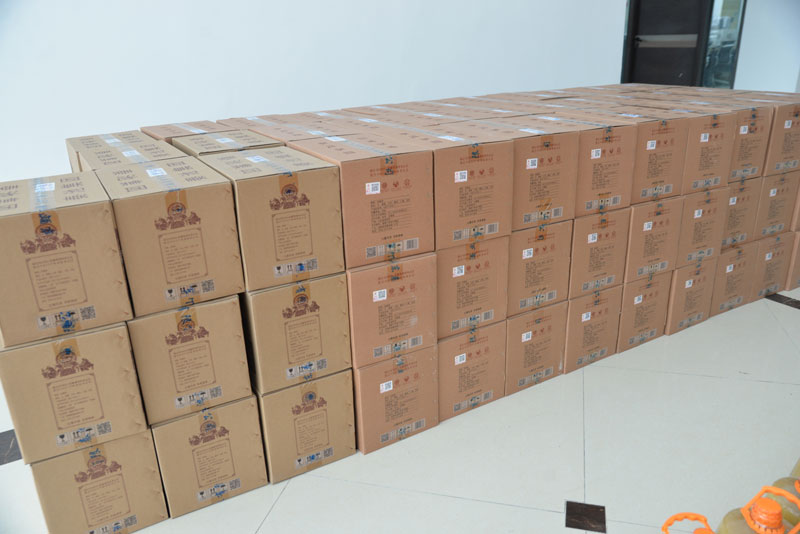 華全集團為員工準(zhǔn)備春節(jié)福利-白酒禮盒